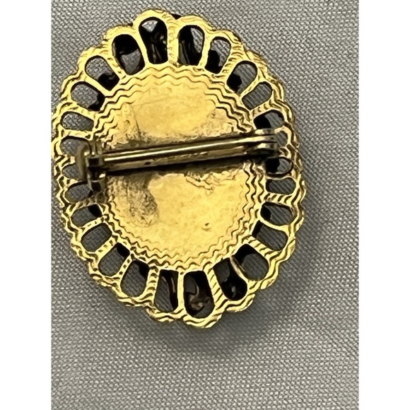 Vintage Signed FREIRICH Green Glass Stone Gold Tone Setting Brooch Soldier 1960s - Picture 2 of 6